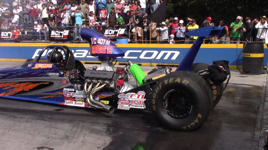 Drag-Racing-Aceleracion-Pura-en-la-Pista-de-Cuarto-de-Milla