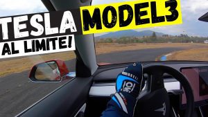 Model-3-y-la-Competicion-en-el-Circuito-Desafiando-Limites