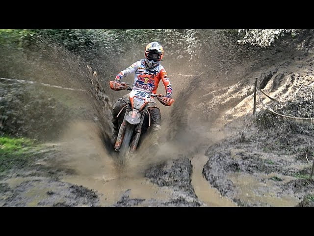 Motocross-Extremo-Desafiando-los-Limites-en-Terrenos-Accidentados