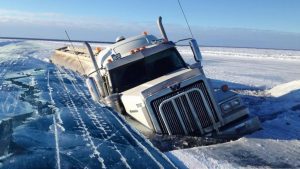Coches-de-Hielo-Vehiculos-Hechos-de-Bloques-de-Hielo-en-Paises-Nordicos