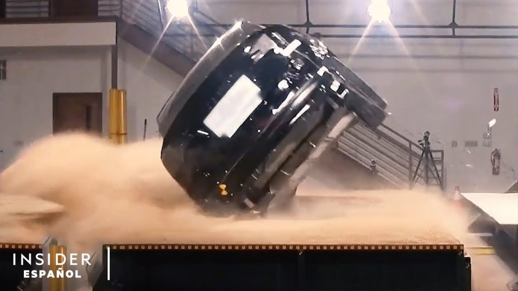 Model-X-en-el-Circuito-Deportividad-en-un-SUV