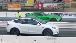 Model-Y-y-la-Competencia-en-el-Circuito-Desafiando-Limites-4