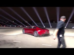Tesla-Plush-Roadster-Un-Peluche-del-Icono-de-Velocidad