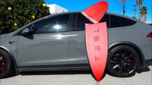 Tesla-Surfboard-Surfea-las-Olas-con-Elegancia-Electrica